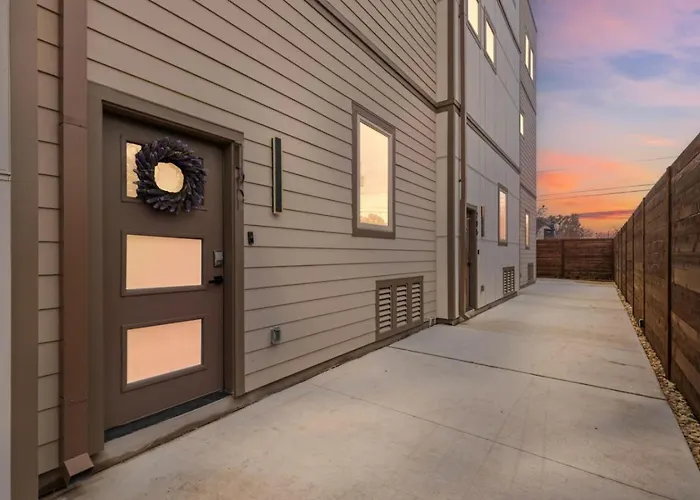 The Coral 2bd Townhouse 7st Walkable * Fort Worth